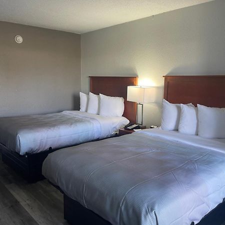 Quality Inn Fayetteville Near Fort Bragg מראה חיצוני תמונה