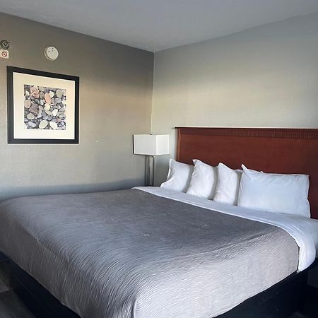 Quality Inn Fayetteville Near Fort Bragg מראה חיצוני תמונה