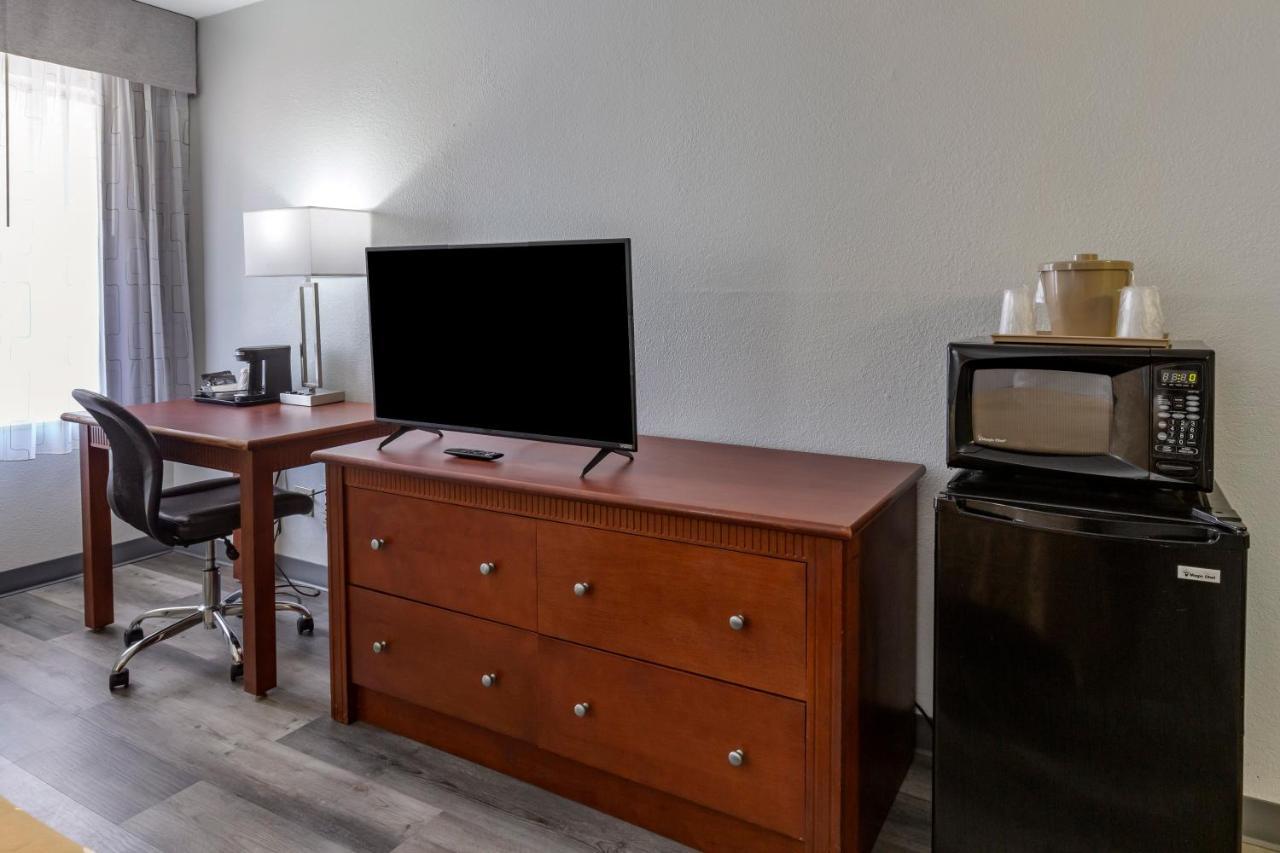 Quality Inn Fayetteville Near Fort Bragg מראה חיצוני תמונה