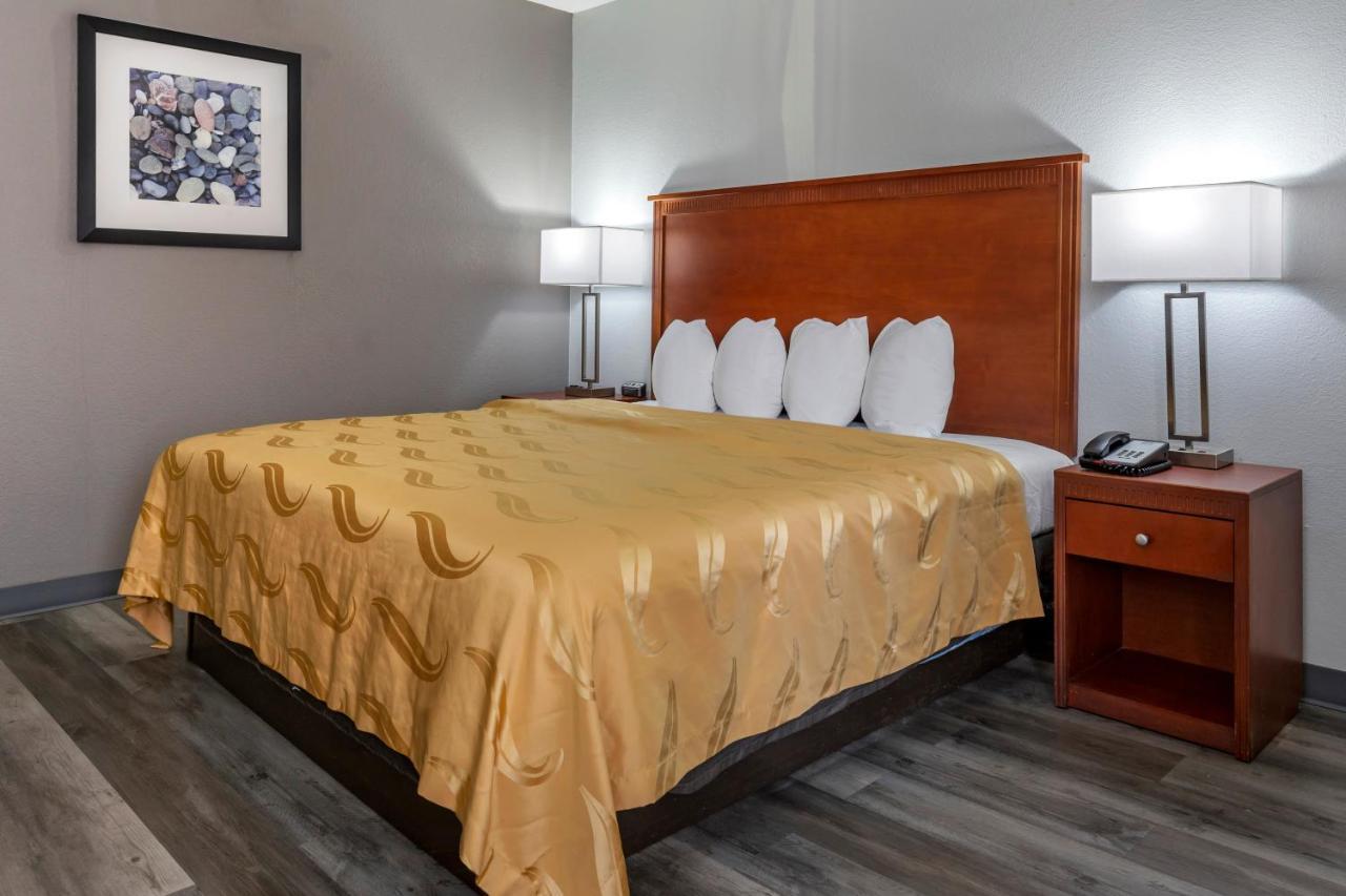Quality Inn Fayetteville Near Fort Bragg מראה חיצוני תמונה
