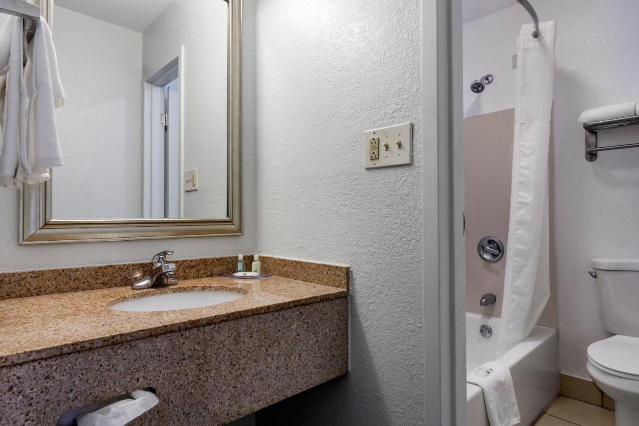 Quality Inn Fayetteville Near Fort Bragg מראה חיצוני תמונה
