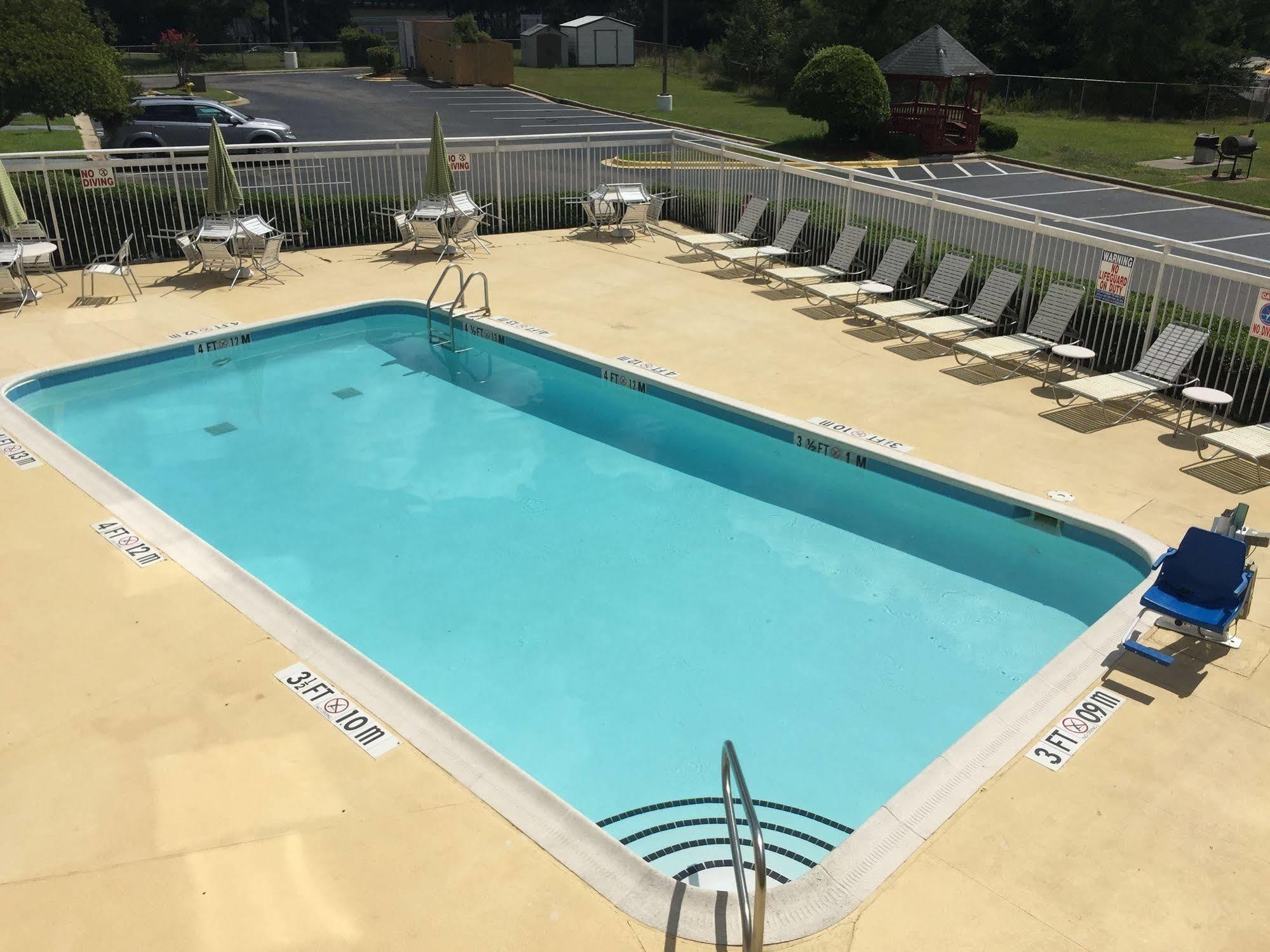 Quality Inn Fayetteville Near Fort Bragg מראה חיצוני תמונה