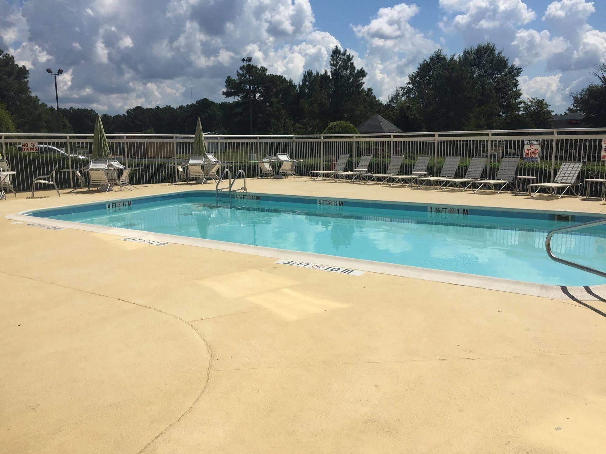Quality Inn Fayetteville Near Fort Bragg מראה חיצוני תמונה